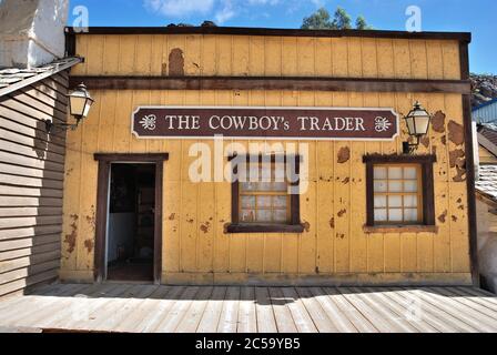 SIOUX CITY, GRAN CANARIA - 20. FEB 2014: Cowboys Händler Haus der wilden West-Stadt in Sioux City. Beliebte Touristenattraktion auf Gran Canaria Stockfoto