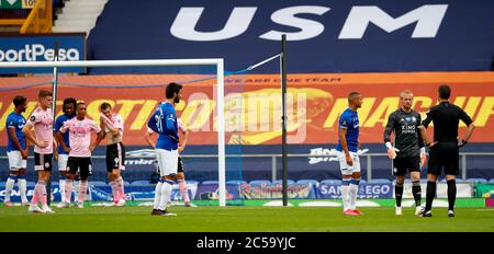 Leicester City Torwart Kasper Schmeichel argumentiert mit Schiedsrichter David Coote, als sie auf eine Strafe VAR Decison während des Premier League-Spiel im Goodison Park, Liverpool warten. Stockfoto