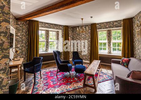 Hotel Rathof, Kassel, Deutschland. Suite mit Möbeln aus Schweden - und nicht das, was Sie jetzt denken - Sitzmöbel der Traditionsfirma Gärsnäs finden Sie im ganzen Haus Stockfoto