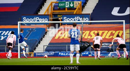 Evertons Gylfi Sigurdsson erzielt das zweite Tor seiner Spielesoldat am Strafpunkt während des Premier League-Spiels im Goodison Park, Liverpool. Stockfoto