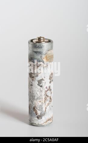 Elektrolytische Wirkung auf Batterien durch Leck und Alter verursacht alkalische Korrosion und Ablagerungen von Aluminium und Zinkchlorid Stockfoto