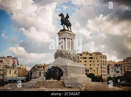 Statue des Generals Maximo Gomez auf dem Stadtplatz, Havanna, Kuba Stockfoto