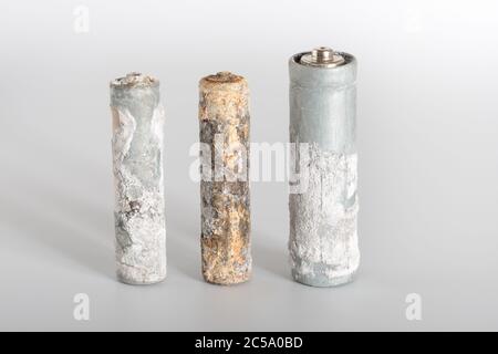 Elektrolytische Wirkung auf Batterien durch Leck und Alter verursacht alkalische Korrosion und Ablagerungen von Aluminium und Zinkchlorid Stockfoto