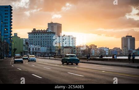 Verkehr entlang der Malecon bei Sonnenuntergang, Havanna, Kuba, Mittelamerika Stockfoto