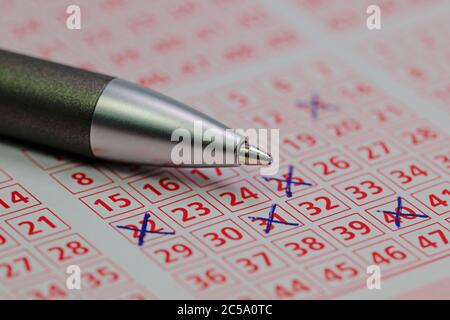 Lotterie-Ticket gefüllt in und Kugelschreiber Stockfoto