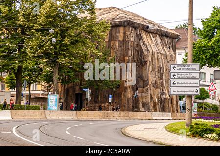 Die Umhüllung der Torwächter mit Jutesäcken durch Ibrahim Mahama aus Ghana. Torwache in Jute Sack, Documenta 14, Kassel, Deutschland. Documenta Impressionen in Kassel, Deutschland Stockfoto