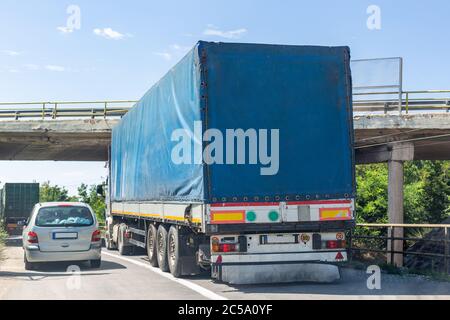 Blauer Weg, der versucht, unter der erhöhten Straße zu passieren. Fahrzeug kollidiert mit der Brücke Stockfoto