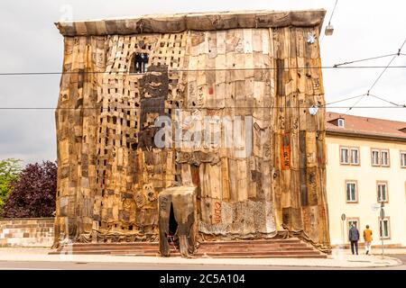 Die Umhüllung der Torwächter mit Jutesäcken durch Ibrahim Mahama aus Ghana. Torwache in Jute Sack, Documenta 14, Kassel, Deutschland. Documenta Impressionen in Kassel, Deutschland Stockfoto