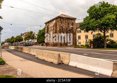 Die Umhüllung der Torwächter mit Jutesäcken durch Ibrahim Mahama aus Ghana. Torwache in Jute Sack, Documenta 14, Kassel, Deutschland. Documenta Impressionen in Kassel, Deutschland Stockfoto