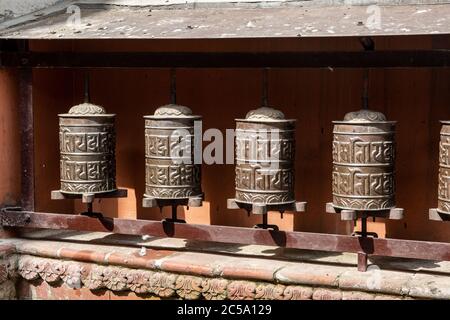 Gebetsräder entlang des äußeren Umfangs des buddhistischen Balkumari-Tempels, Thimi Stockfoto