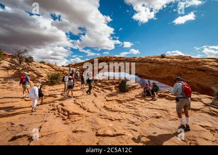 Besucher schaffen fotografische Erinnerungen am berühmten Mesa Arch im Canyonlands National Park. Stockfoto