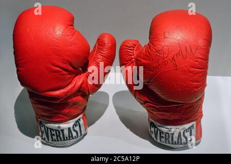 Handsignierte Boxhandschuhe, die der amerikanische Profiboxer Muhammad Ali um 1974 verwendete. Stockfoto