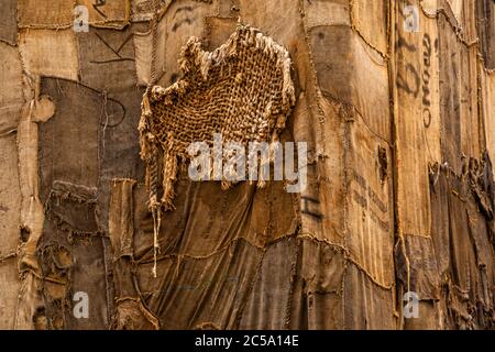 Die Umhüllung der Torwächter mit Jutesäcken durch Ibrahim Mahama aus Ghana. Torwache in Jute Sack, Documenta 14, Kassel, Deutschland. Documenta Impressionen in Kassel, Deutschland Stockfoto