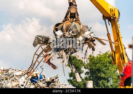 Nahaufnahme eines Krans zum Recycling von metallischem Abfall Stockfoto