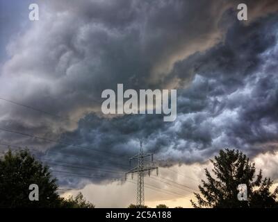 München, Bayern, Deutschland. Juli 2020. Dunkle, bedrohliche Sturmwolken schweben über München und bringen Donner, Licht und Regen hinter sich. Quelle: Sachelle Babbar/ZUMA Wire/Alamy Live News Stockfoto