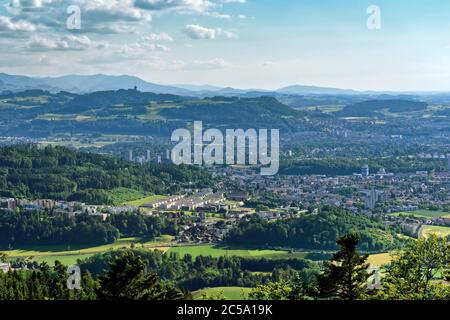 Panoramablick auf Bern vom Bantiger Berg, Schweiz Stockfoto