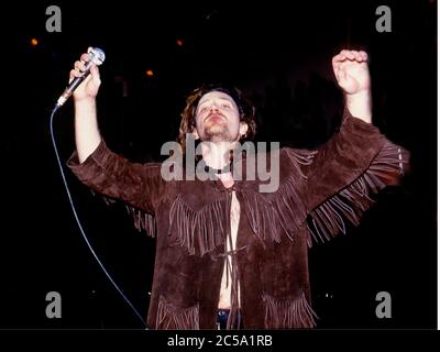 U2 beim Selbsthilfekonzert für Arbeitslose in Irland am RDS Anglesea Stand, Ballsbridge, Dublin, Irland 17. Mai 1986: Bono Stockfoto