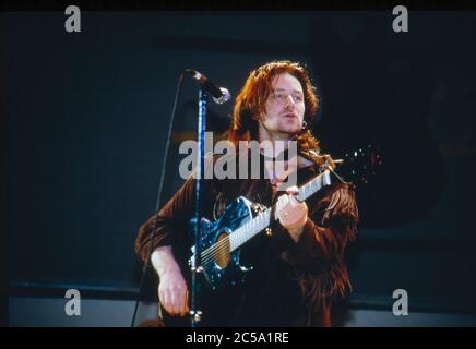 U2 beim Selbsthilfekonzert für Arbeitslose in Irland am RDS Anglesea Stand, Ballsbridge, Dublin, Irland 17. Mai 1986: Bono Stockfoto