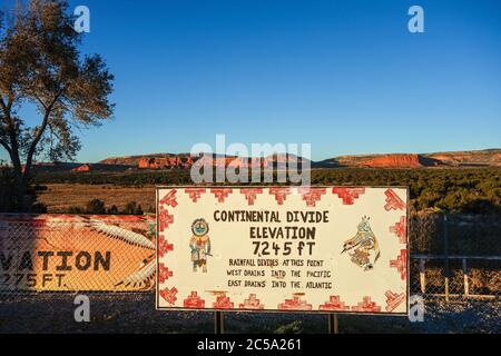 Schild Continental Divide auf der Route 66 in New Mexico Stockfoto