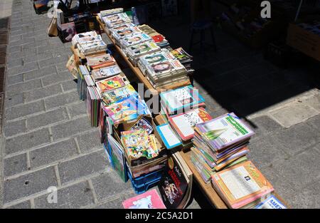 Griechenland, Athen, Juni 28 2020 - Alte Bücher und Zeitschriften zum Verkauf auf dem Straßenmarkt im Zentrum von Athen. Stockfoto