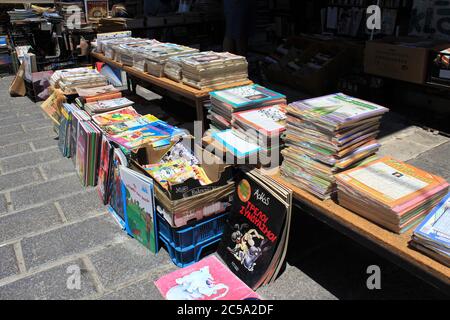 Griechenland, Athen, Juni 28 2020 - Alte Bücher und Zeitschriften zum Verkauf auf dem Straßenmarkt im Zentrum von Athen. Stockfoto