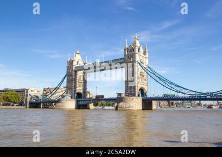 LONDON, GROSSBRITANNIEN - 15. SEPTEMBER 2019. Stadtbild von London über die Themse und Blick auf den Tower of London. London, England, Großbritannien, 15. September 2019 Stockfoto