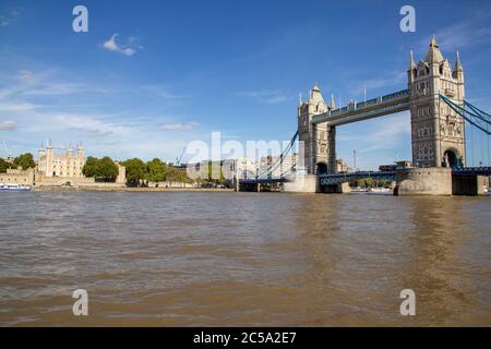 LONDON, GROSSBRITANNIEN - 15. SEPTEMBER 2019. Stadtbild von London über die Themse und Blick auf den Tower of London. London, England, Großbritannien, 15. September 2019 Stockfoto