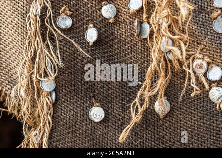 Die Umhüllung der Torwächter mit Jutesäcken durch Ibrahim Mahama aus Ghana. Torwache in Jute Sack, Documenta 14, Kassel, Deutschland Stockfoto