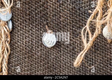 Die Umhüllung der Torwächter mit Jutesäcken durch Ibrahim Mahama aus Ghana. Torwache in Jute Sack, Documenta 14, Kassel, Deutschland Stockfoto