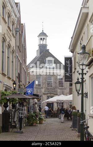 OOTMARSUM, NIEDERLANDE - 12. Okt 2014: Gasse mit traditioneller niederländischer Backsteinarchitektur Außenfassaden gefüllt mit Kunstgalerien und VVV Tourismusbüro Stockfoto