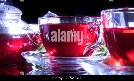 Teezeit: tasse Tee, Karkasse, Karkade, Rooibos. Roter Hibiskustee in Glas Tasse. Orientalisch, gemütlich, Zeremonie, Tradition, japanisch, belaubt, hygge, autum Stockfoto
