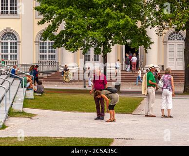 Kunstreliquie vor Ort: Einst ein umstrittenes Kunstwerk, das die Kasseler Bevölkerung verärgert hat. 1977 verwandelte Walter de Marias „Vertikalkilometer“ den Platz vor dem Fridericianum in Kassel in ein lautes Bohrfeld. Documenta Impressionen in Kassel, Deutschland Stockfoto