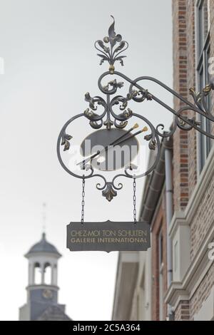 OOTMARSUM, NIEDERLANDE - 12. Okt 2014: Typisches Galerie-Schild im Stadtzentrum voll von touristischen Kunstgalerien in traditioneller Backsteinfassade holländische Architektur Stockfoto