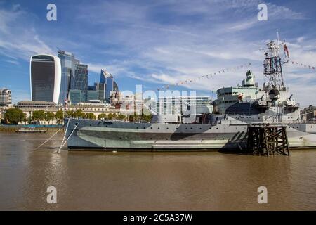 LONDON, GROSSBRITANNIEN - 15. SEPTEMBER 2019. Stadtbild von London über die Themse mit Blick auf das HMS Belfast Warship Museum und den Wolkenkratzer Fenchurch Street wi Stockfoto
