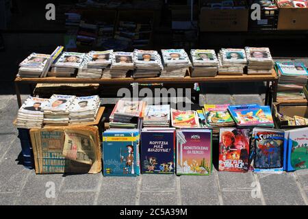 Griechenland, Athen, Juni 28 2020 - Alte Bücher und Zeitschriften zum Verkauf auf dem Straßenmarkt im Zentrum von Athen. Stockfoto