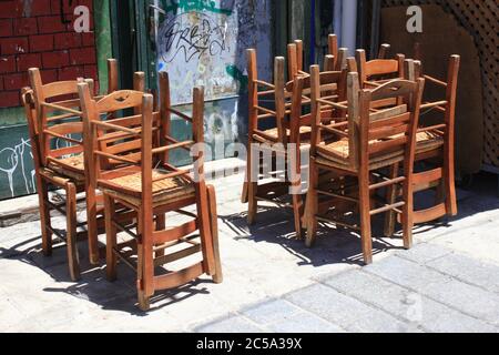 Griechenland, Athen, Juni 28 2020 - Stühle, die außerhalb eines traditionellen Restaurants im touristischen Viertel Monastiraki gestapelt werden, weil es an Kunden mangelt. Stockfoto