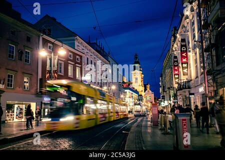 Linz, Österreich - 22. September 2018: Straßenbahnfahrt auf der Stadtstraße Stockfoto