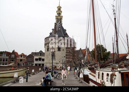 Hoofddoren (Hauptturm 1532) am Hafen. Eine der letzten Verteidigungsmauern in der Stadt Hoorn in Nordholland, die erhalten geblieben sind. Juli, Niederlande Stockfoto