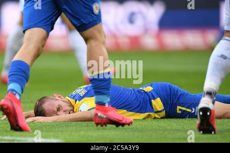 Braunschweig, Deutschland. Juli 2020. Bernd Nehrig (Braunschweig) ist nach Foul am Boden. GES/Fußball/3. Liga: Eintracht Braunschweig (Braunschweig) - SV Waldhof Mannheim 01.07.2020 Fußball/Fußball: 3. Liga: Braunschweig vs Mannheim, Braunschweig, 1. Juli 2020 Quelle: dpa/Alamy Live News Stockfoto