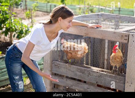 Lächelnd junge weibliche professionelle Farmer in der Nähe Hühnerstall im Freien auf der Farm Stockfoto