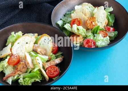 Klassischer Shrimp caesar Salat mit Rosenblättern, Croutons, Parmesan, Tomaten Stockfoto