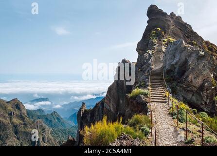 'Stairs to Heaven' - atemberaubende Aussicht auf den berühmten Bergwanderweg vom Pico do Arieiro zum Pico Ruivo auf der portugiesischen Insel Madeira. Trekking-Gebiet Stockfoto