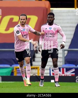 Kelechi Iheanacho von Leicester City feiert das erste Tor seiner Spielesolve mit James Maddison (links) während des Premier League-Spiels im Goodison Park, Liverpool. Stockfoto