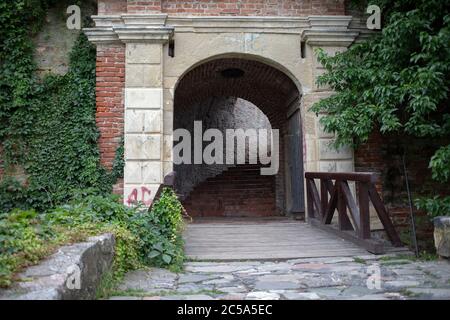 Serbien - Eingang zu einem Torbogen der Festung Petrovaradin bei Novi Sad Stockfoto