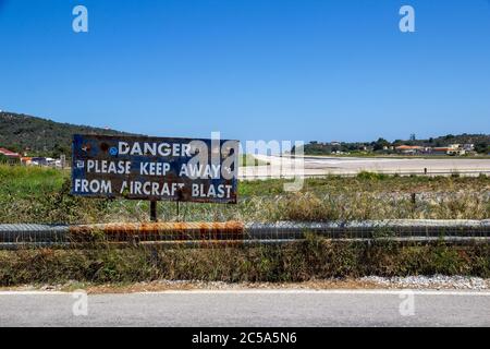 SKIATHOS, GRIECHENLAND - 13. AUGUST 2019. Warnschild am Landeplatz des Skiathos Airport, Skiathos Town, Griechenland, 13. August 2019. Stockfoto