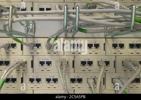 Nahaufnahme von vielen komplizierten elektronischen Drähten auf dem weißen Wand Stockfoto
