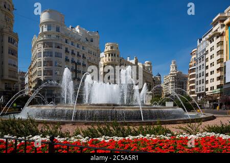 Beeindruckende Architektur und großer runder Brunnen auf dem Rathausplatz in Valencia am sonnigen Frühlingstag, Spanien Stockfoto