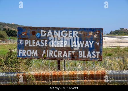 SKIATHOS, GRIECHENLAND - 13. AUGUST 2019. Warnschild am Landeplatz des Skiathos Airport, Skiathos Town, Griechenland, 13. August 2019. Stockfoto