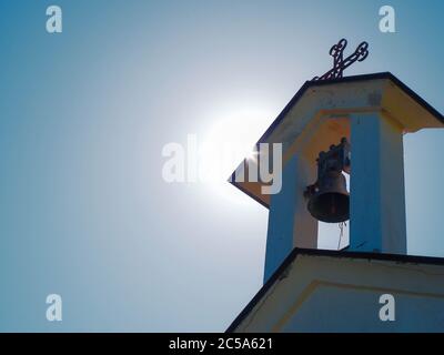 Alte Kirche und sein Glockenturm in einem Ort auf Antola Berg in Italien Stockfoto