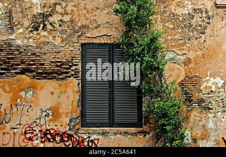 jakarta, dki jakarta/indonesien - 19. Mai 2010: Verfallene Fassade und Fenster eines alten Gebäudes in kota tua Stockfoto